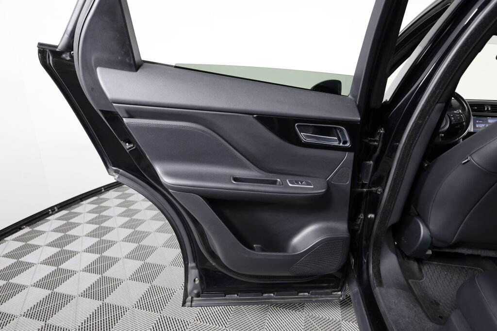Used 2017 Jaguar F-PACE Premium image 17