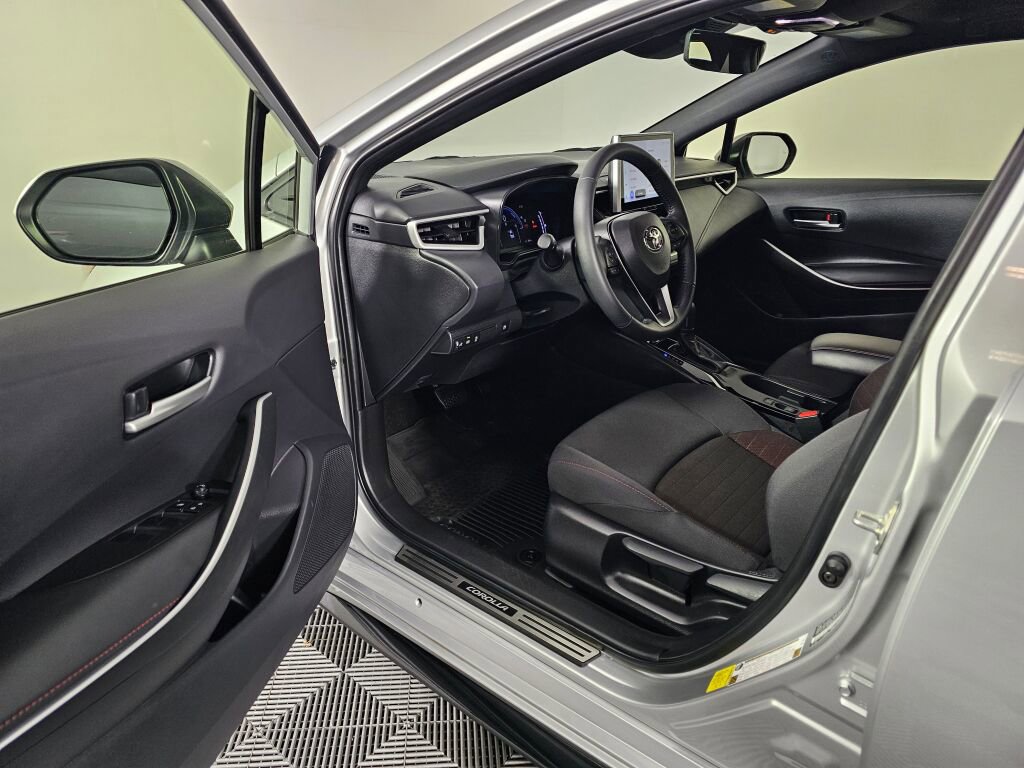 Used 2025 Toyota Corolla SE w/ SE Premium Package image 17