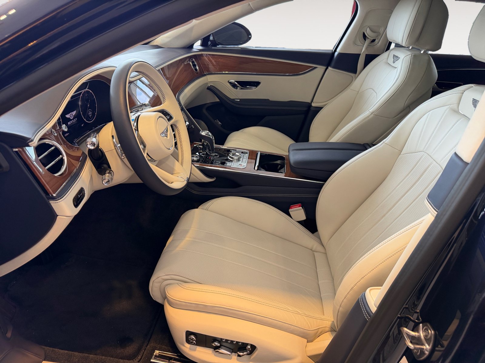 Used 2024 Bentley Flying Spur V8 AWD/4WD image 9