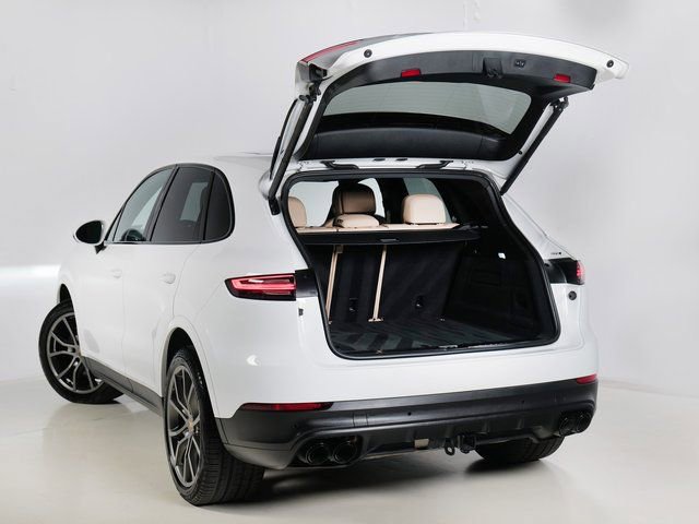 Certified 2023 Porsche Cayenne Platinum Edition image 32