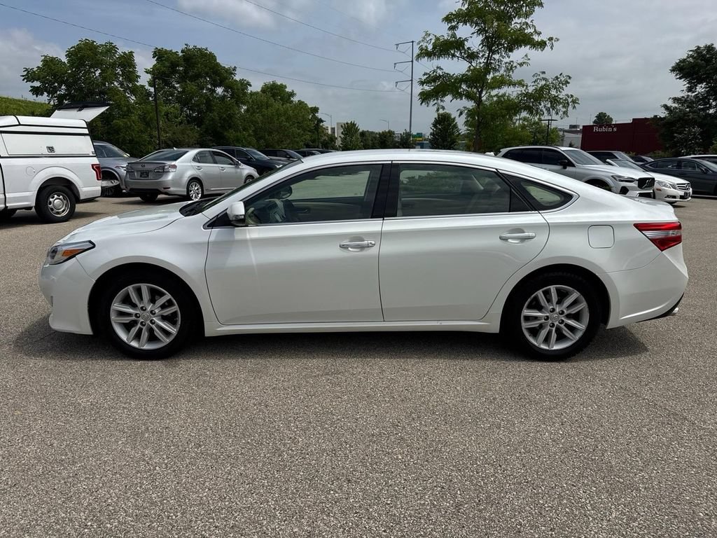 Used 2015 Toyota Avalon XLE FWD image 2