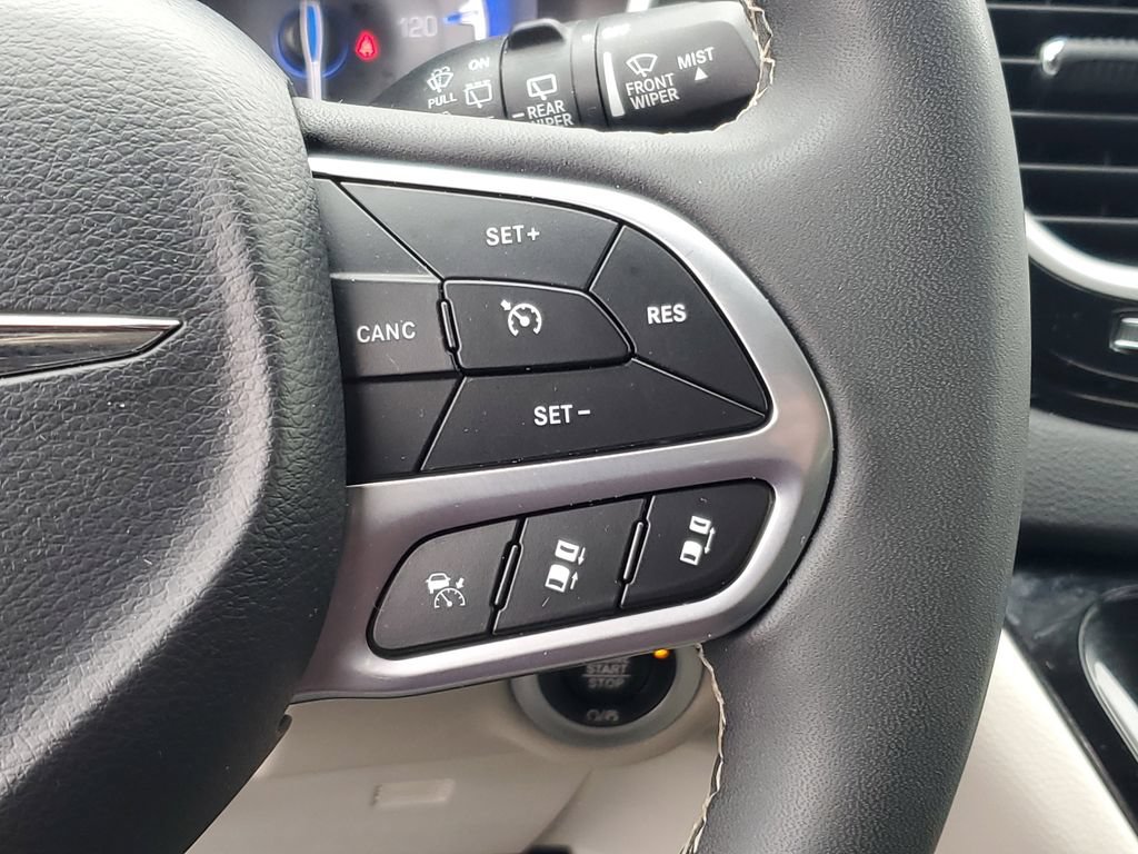 Used 2024 Chrysler Pacifica Touring-L FWD image 17