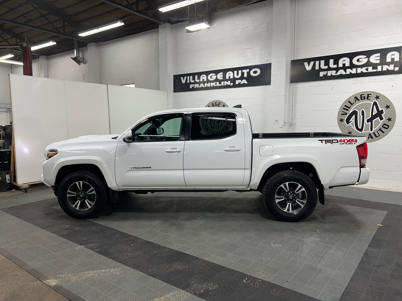 Used 2016 Toyota Tacoma TRD Off-Road image 8