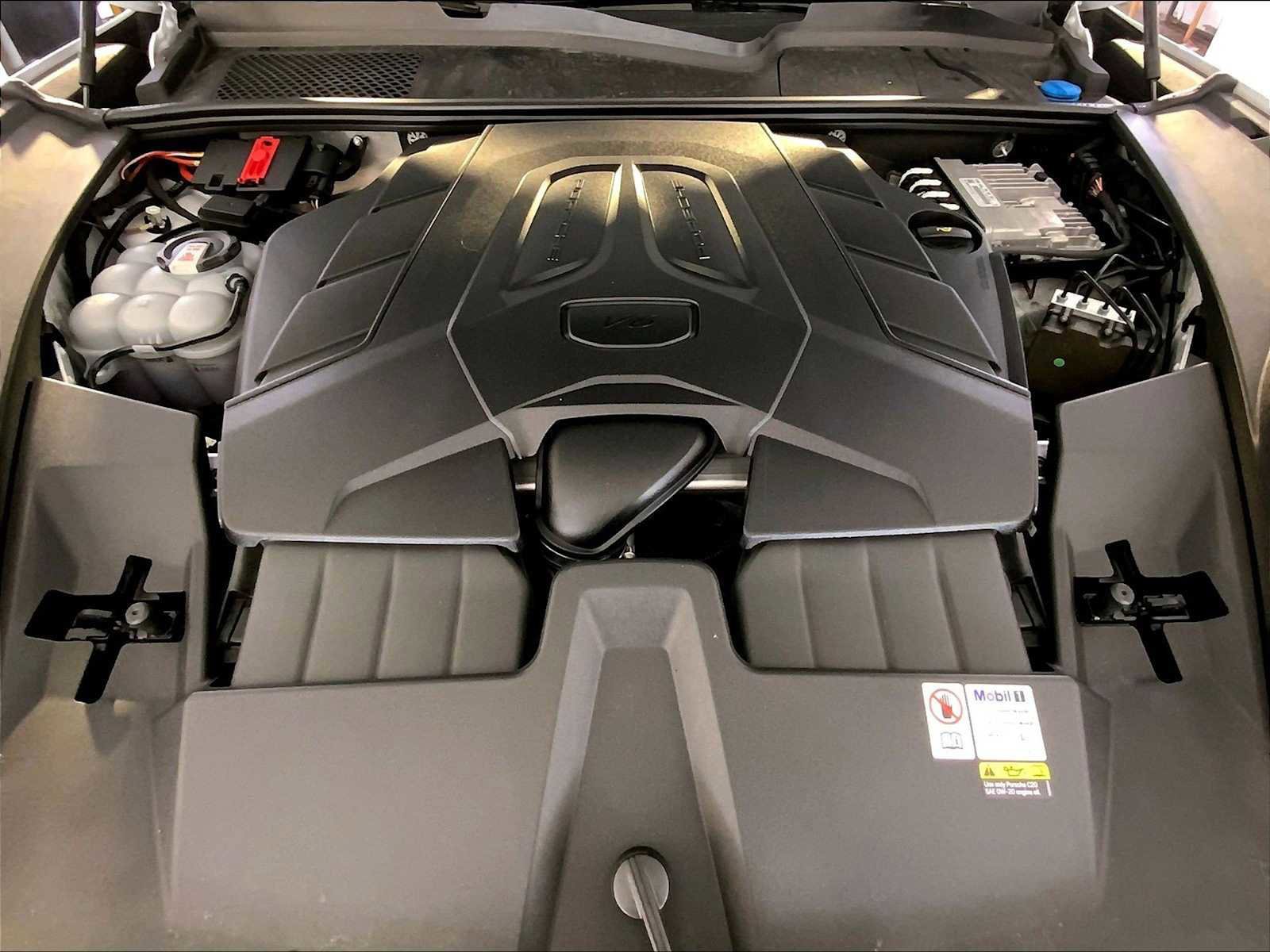 Certified 2024 Porsche Cayenne Coupe image 32