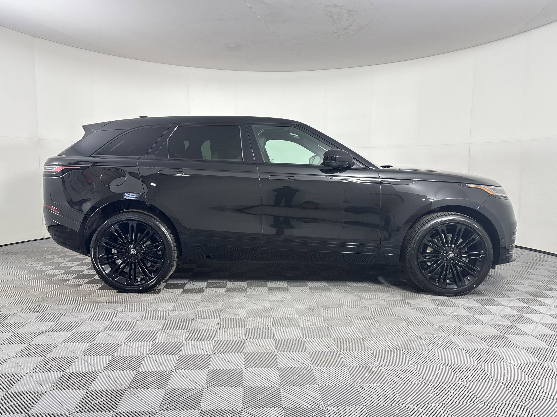 New 2026 Land Rover Range Rover Velar Dynamic SE AWD/4WD image 8