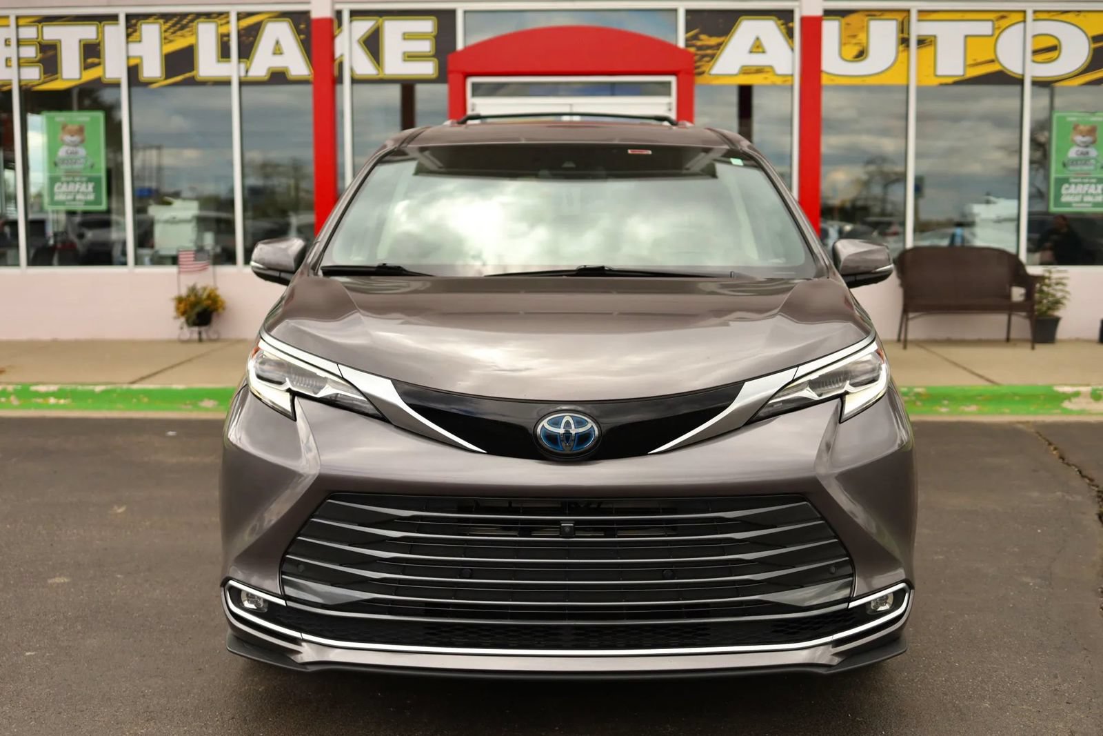 Used 2021 Toyota Sienna Platinum AWD/4WD image 2