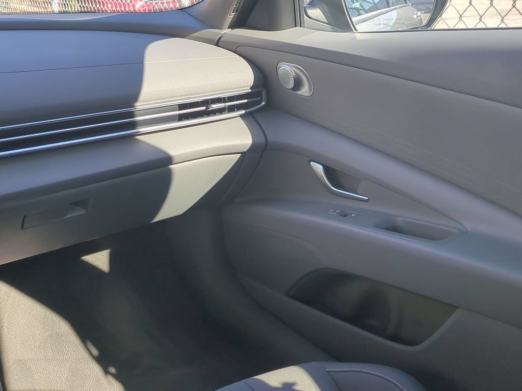 Used 2025 Hyundai Elantra Hybrid FWD image 18