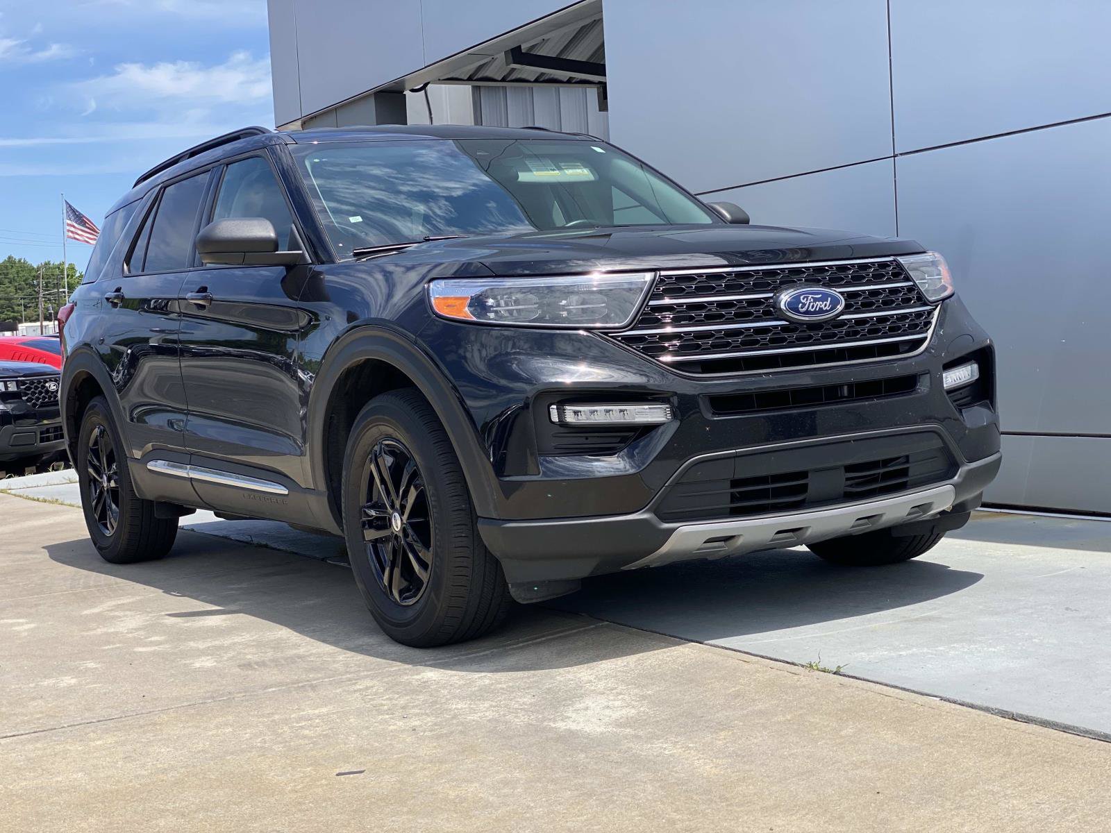 Used 2023 Ford Explorer XLT w/ Equipment Group 202A AWD/4WD image 2