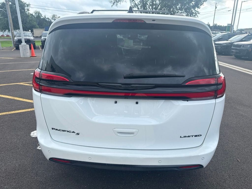 Used 2025 Chrysler Pacifica Limited FWD image 7
