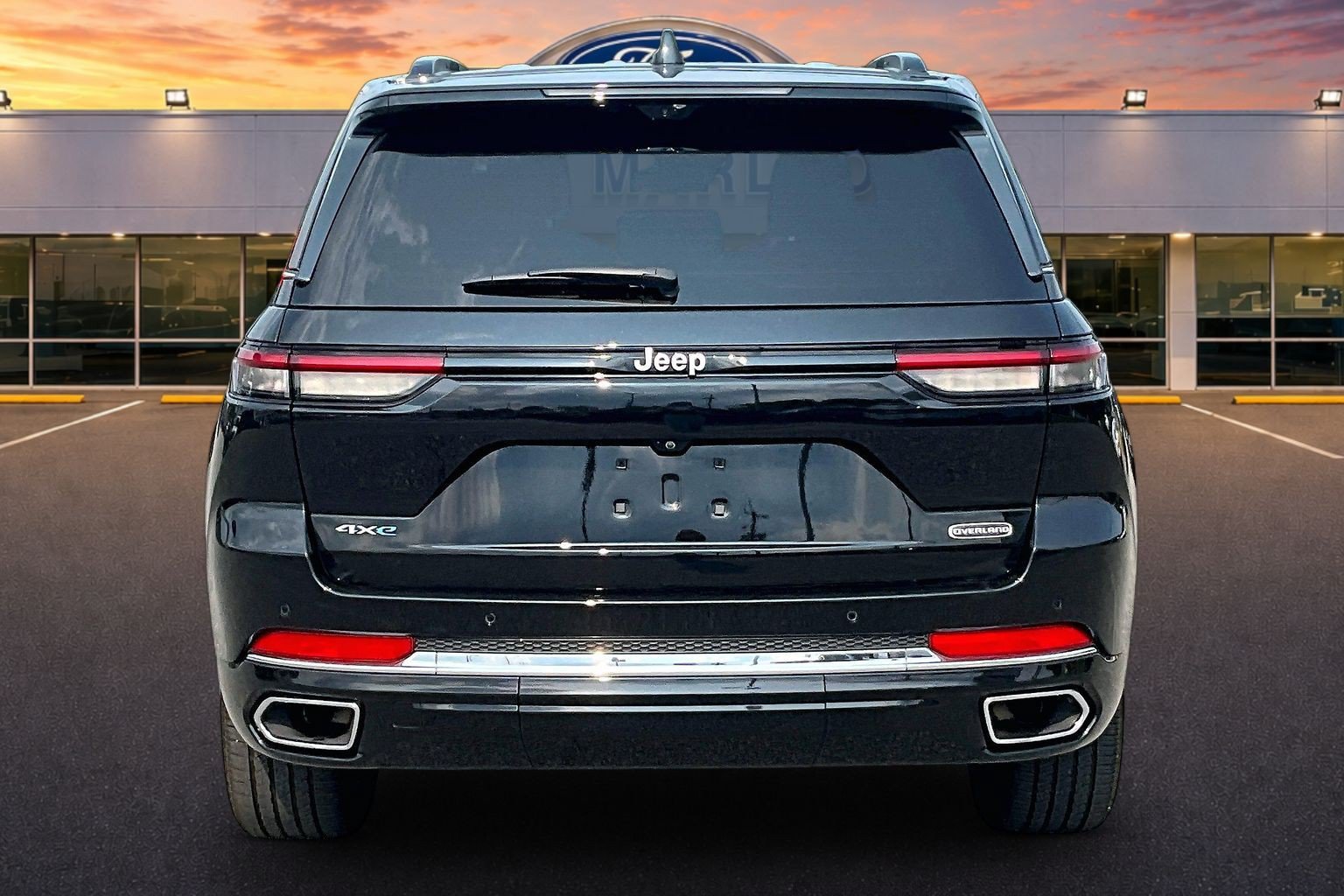Used 2025 Jeep Grand Cherokee Overland w/ Advanced Protech Group III AWD/4WD image 4