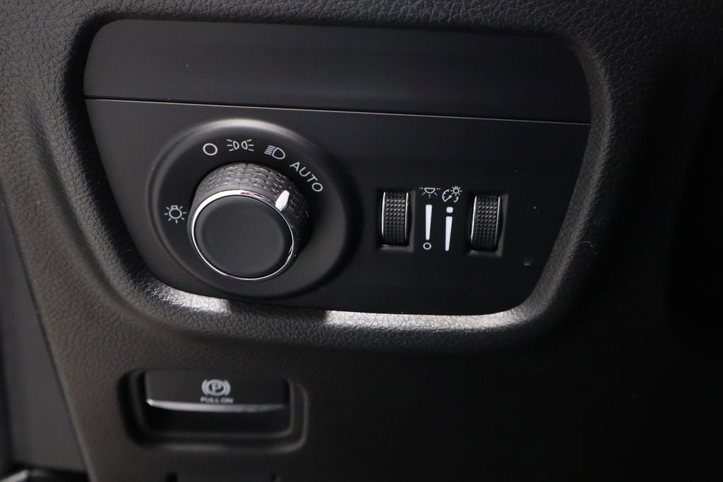 Used 2023 Jeep Grand Cherokee Altitude image 27