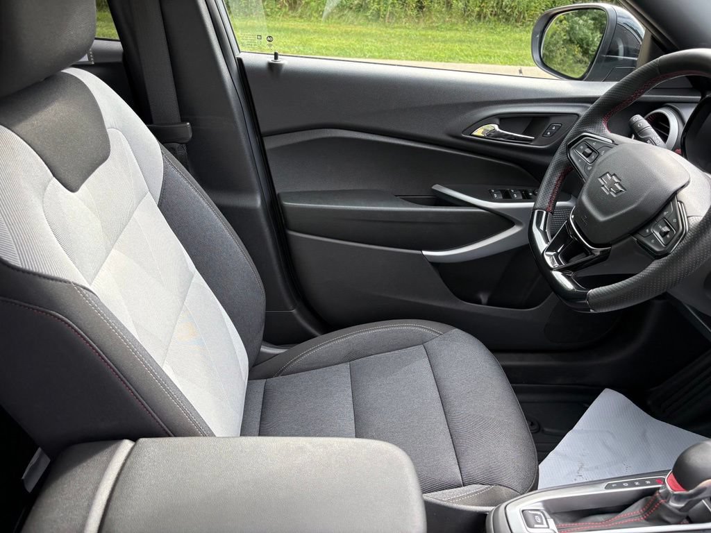 Used 2025 Chevrolet Trax RS w/ Sunroof Package FWD image 30