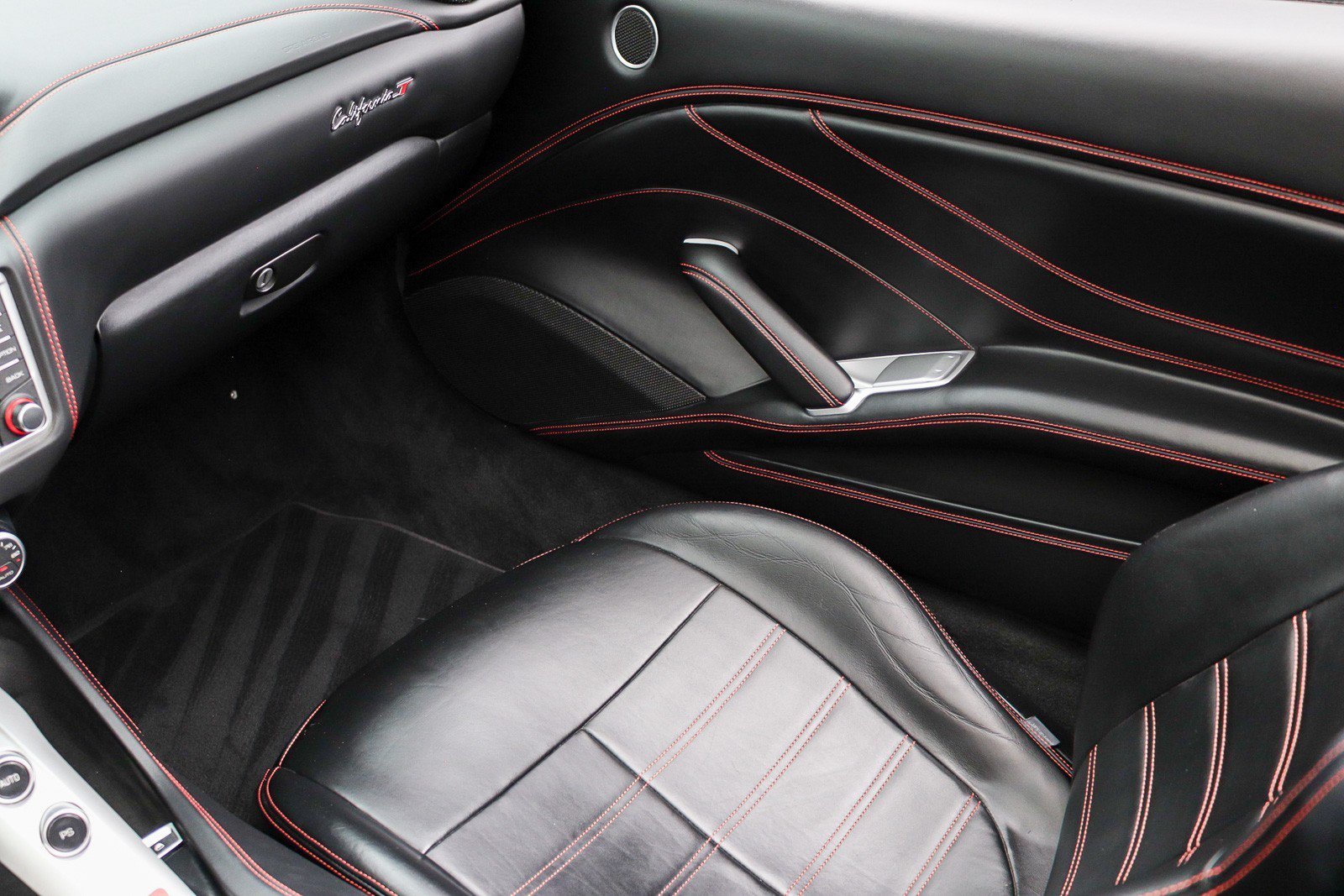 Used 2016 Ferrari California T RWD image 18
