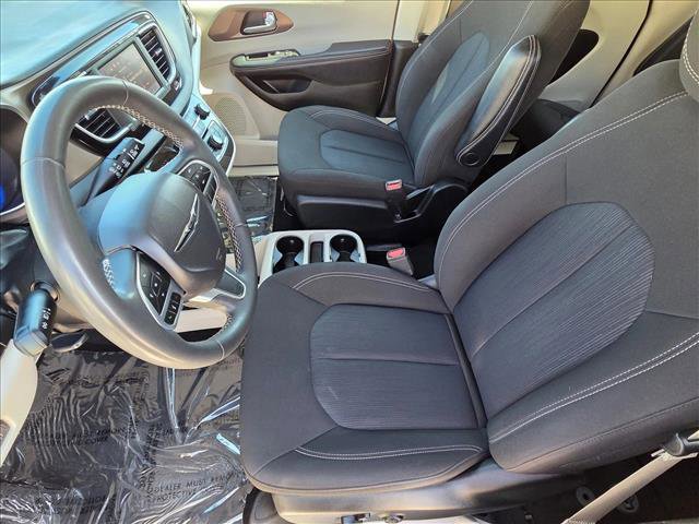 Used 2023 Chrysler Voyager LX image 14