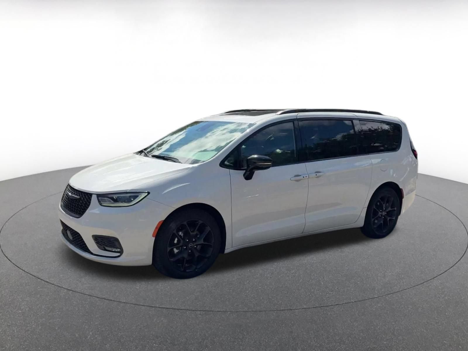 Used 2025 Chrysler Pacifica Limited FWD image 6