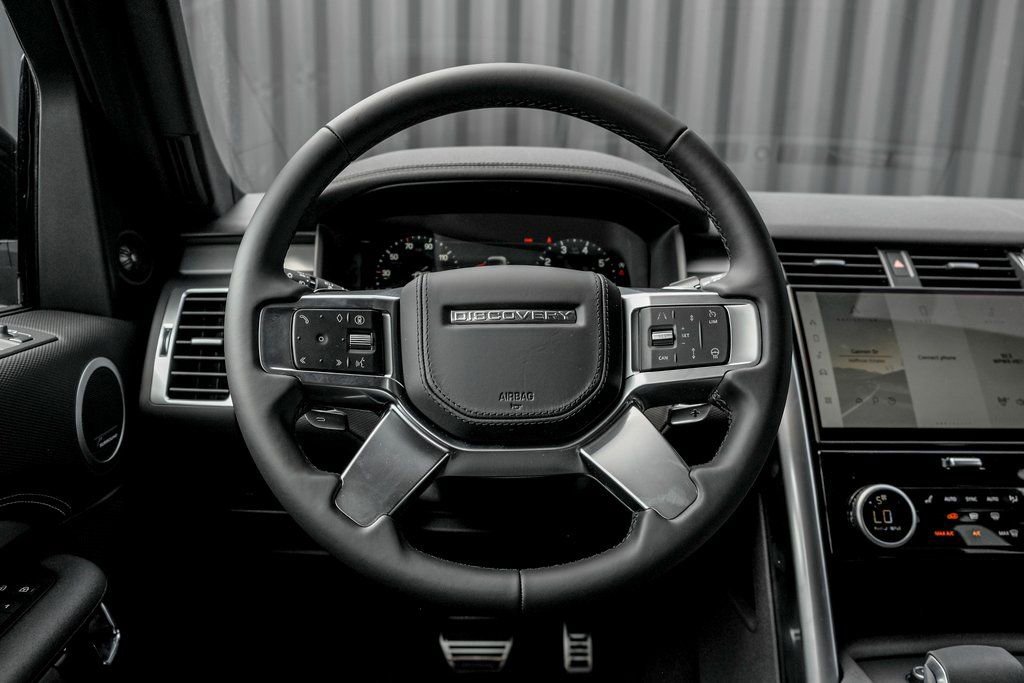 Used 2025 Land Rover Discovery Dynamic SE image 18