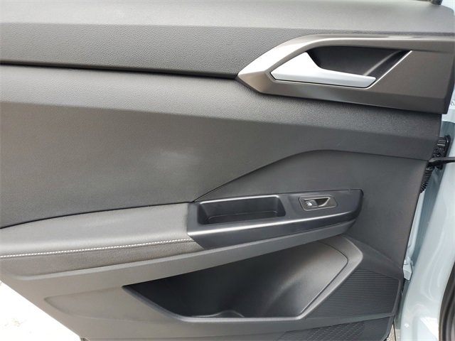 Certified 2025 Volkswagen Taos SE image 13
