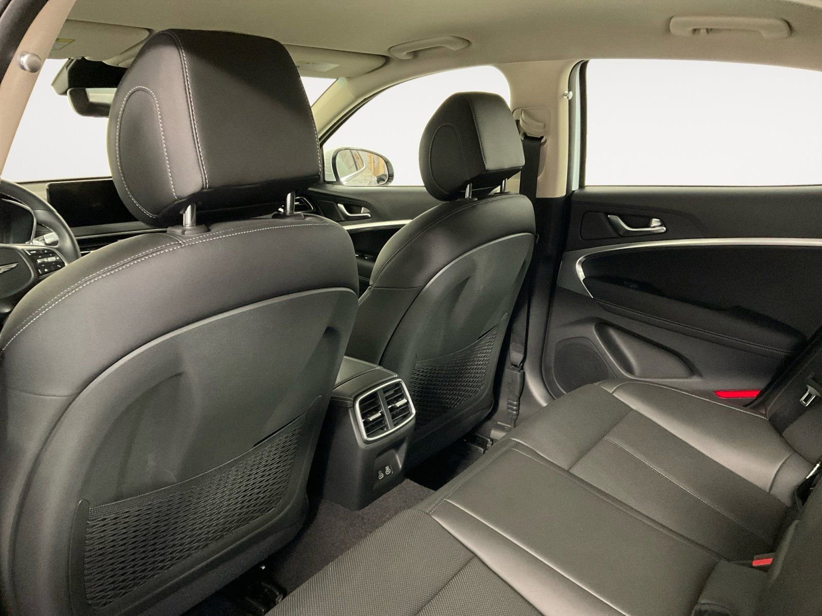 Used 2025 Genesis G70 2.5T image 13