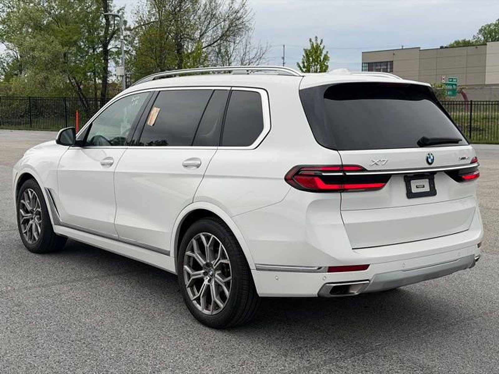 Used 2024 BMW X7 xDrive40i w/ Premium Package AWD/4WD image 5