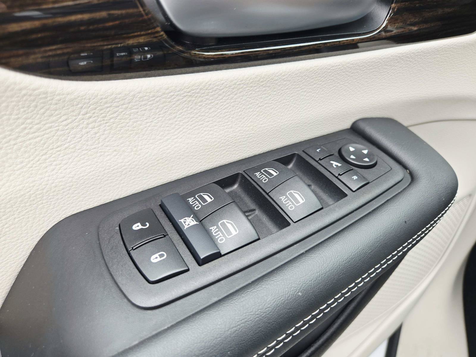 Used 2024 Chrysler Pacifica Limited FWD image 40