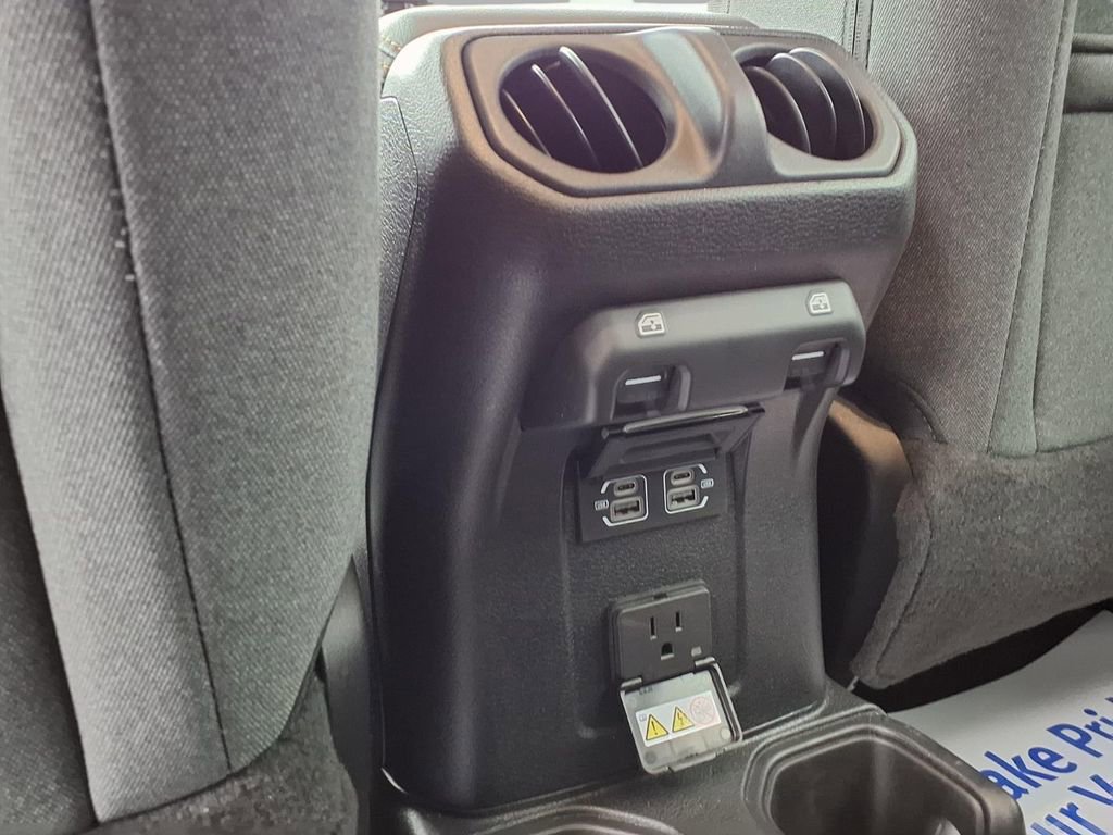Used 2025 Jeep Wrangler Sahara image 22