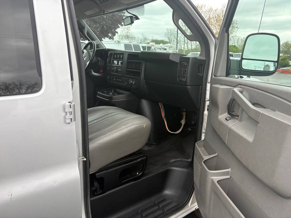 Used 2017 Chevrolet Express 3500 LS RWD image 12
