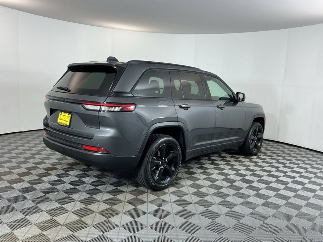 Used 2024 Jeep Grand Cherokee Altitude AWD/4WD image 5