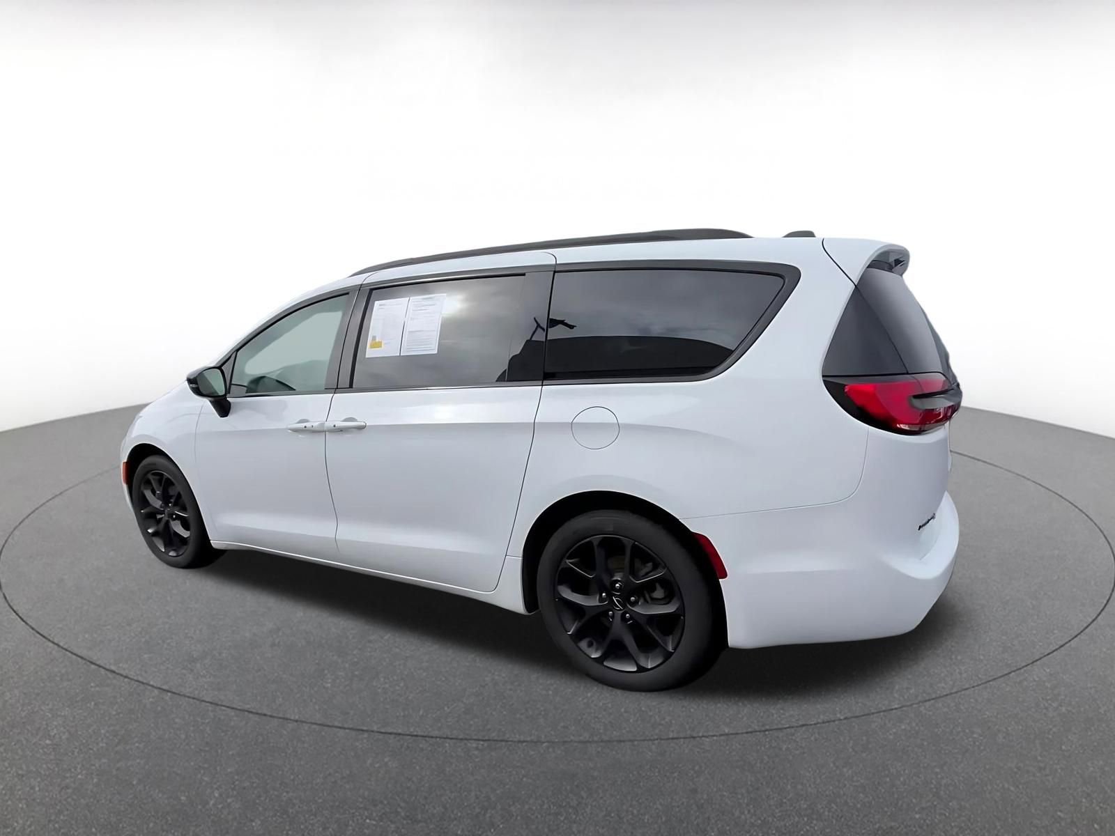 Used 2025 Chrysler Pacifica Limited image 10