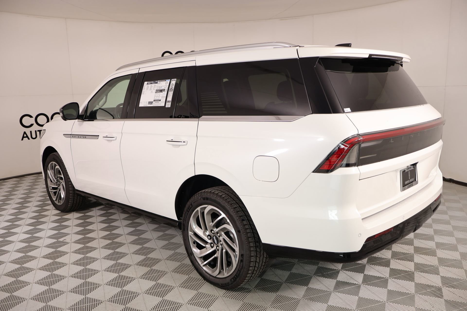 New 2025 Lincoln Navigator Reserve AWD/4WD image 25