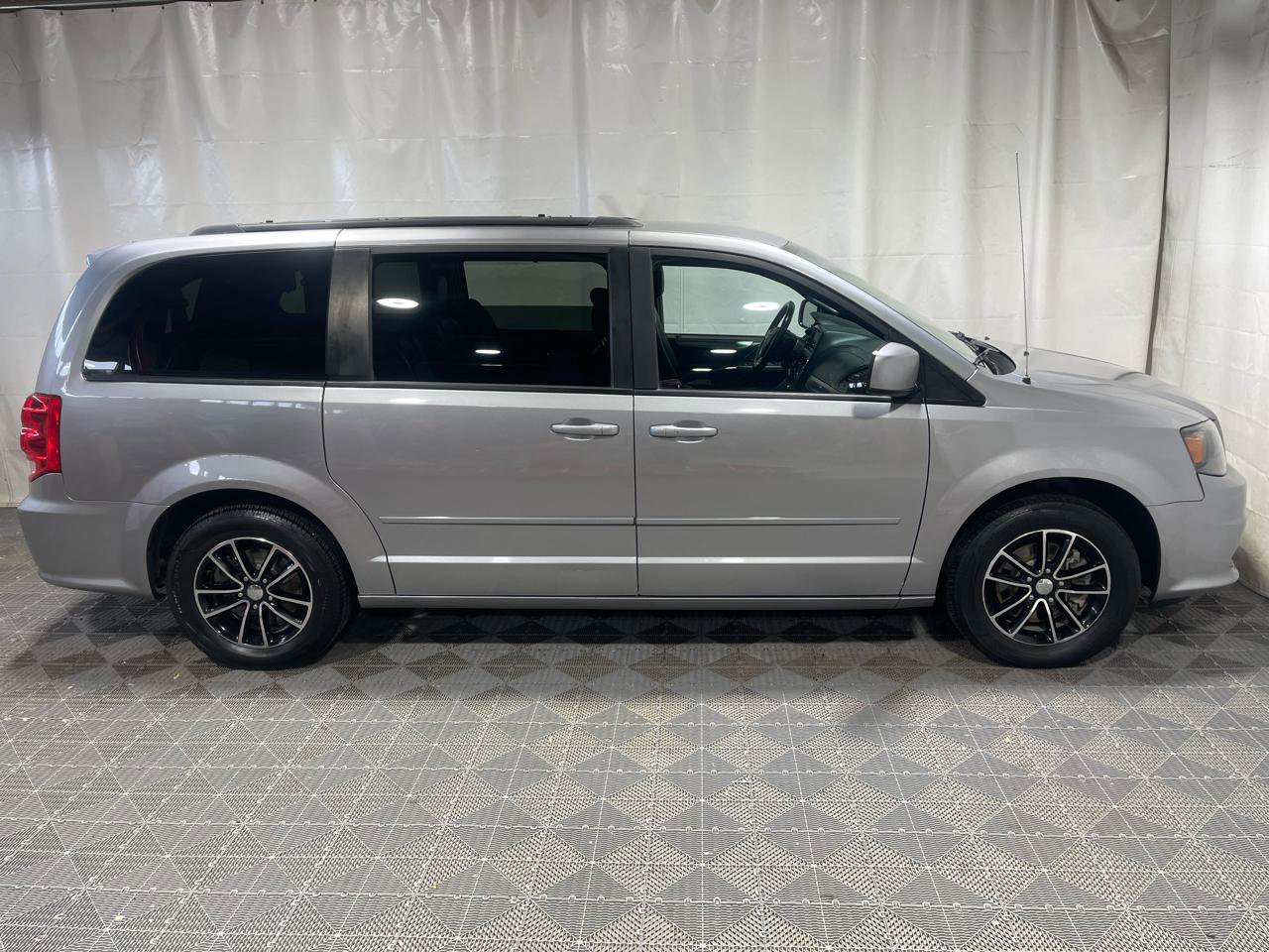 Used 2017 Dodge Grand Caravan GT FWD image 9