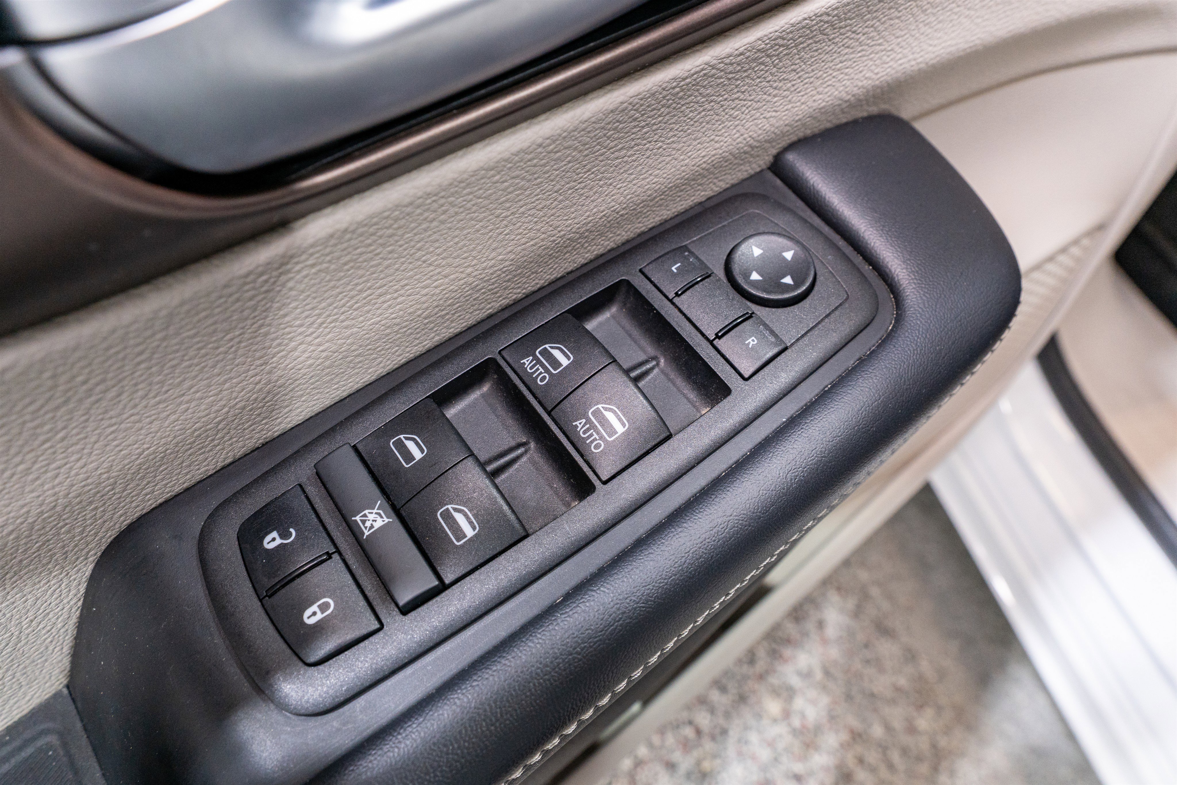 Used 2023 Chrysler Voyager LX FWD image 13