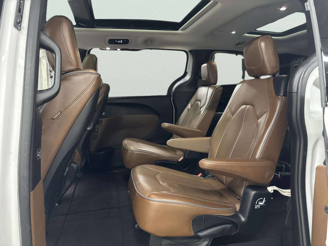 Used 2017 Chrysler Pacifica Limited image 15