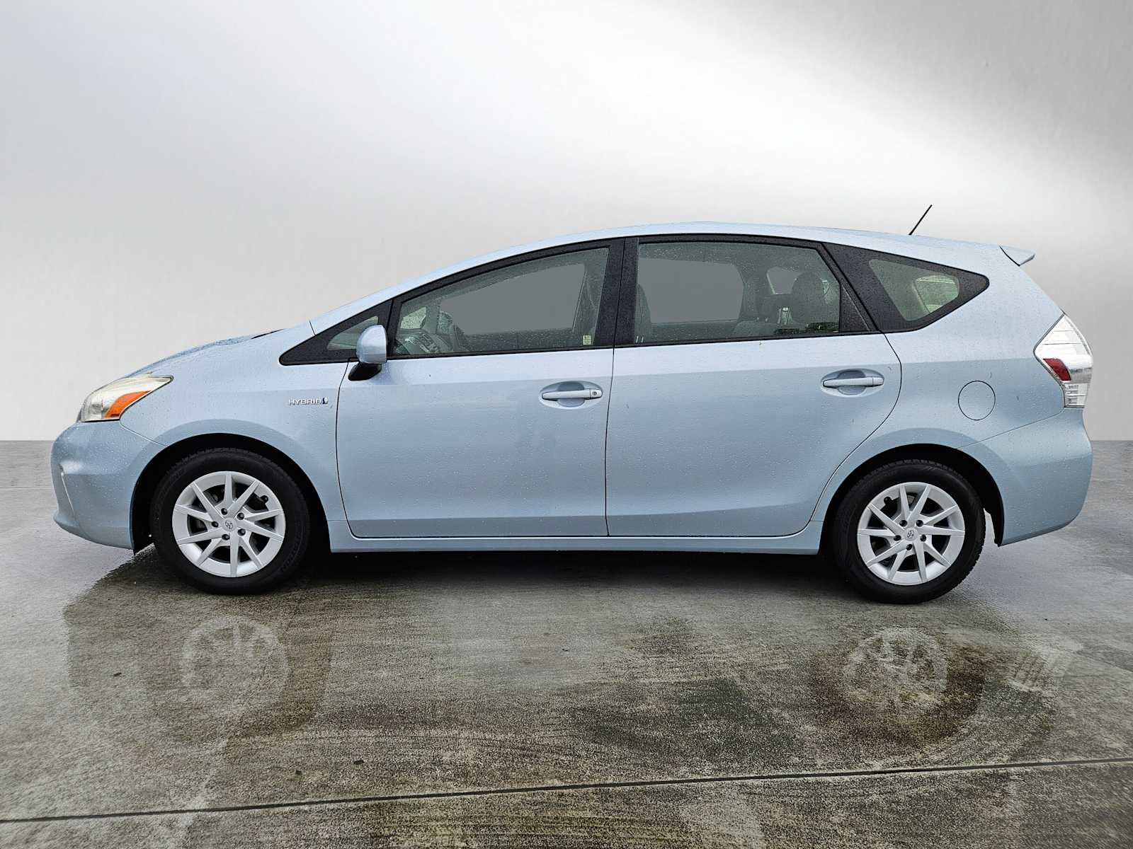 Used 2013 Toyota Prius V Three image 4