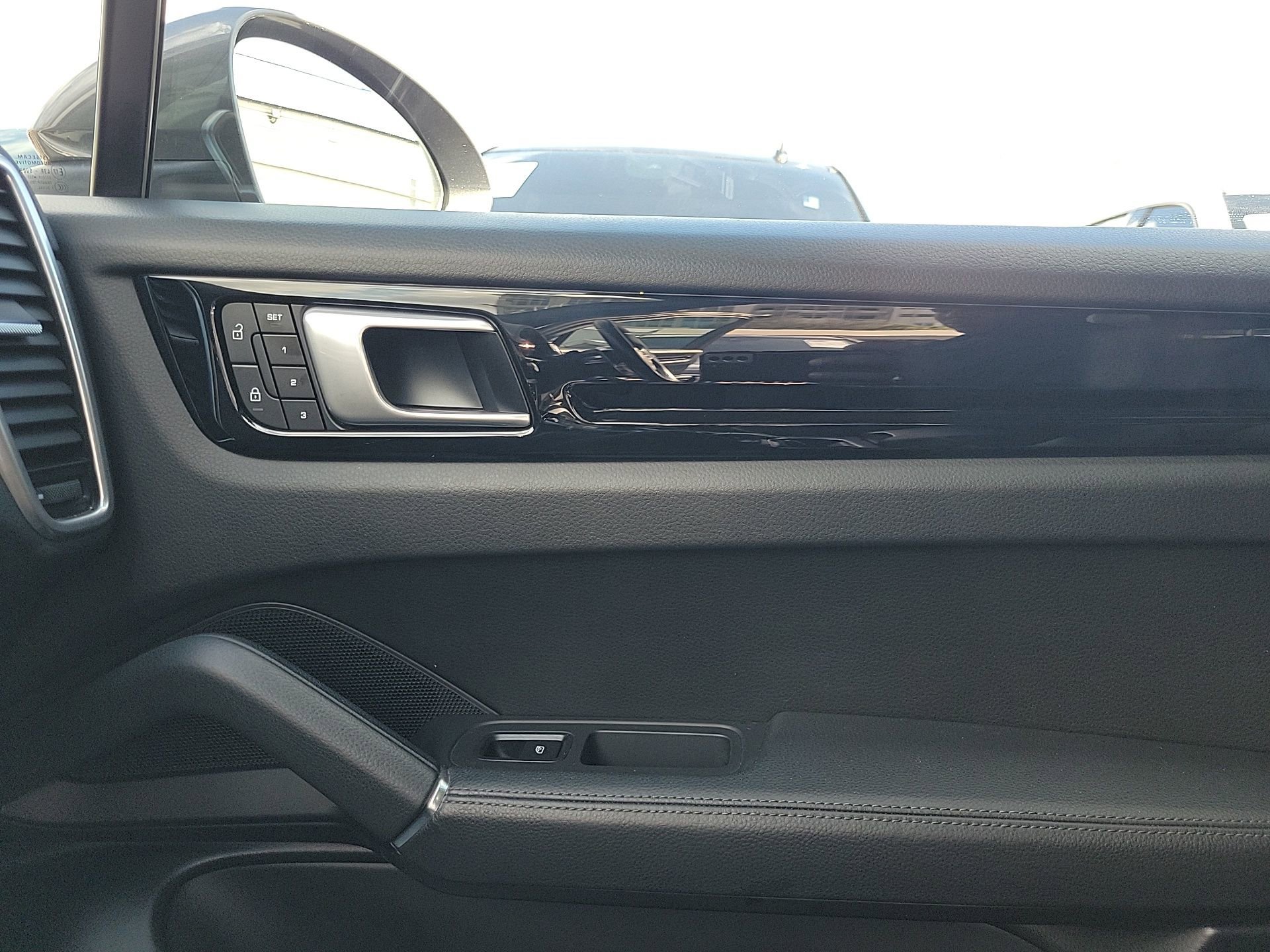 Used 2022 Porsche Cayenne image 36