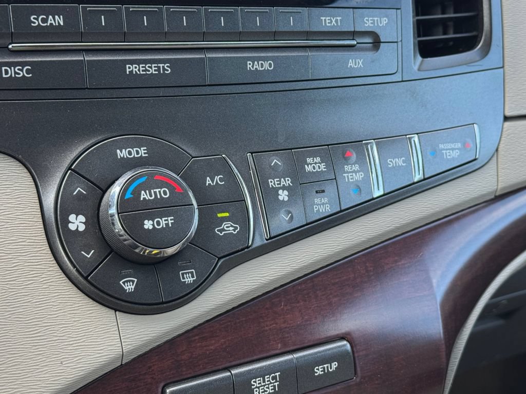 Used 2012 Toyota Sienna XLE AWD/4WD image 23