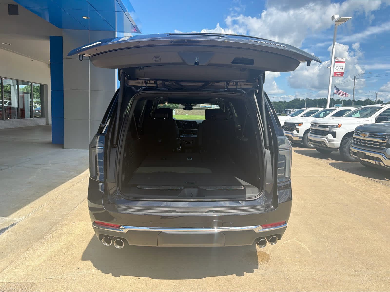New 2026 Chevrolet Suburban Premier AWD/4WD image 5