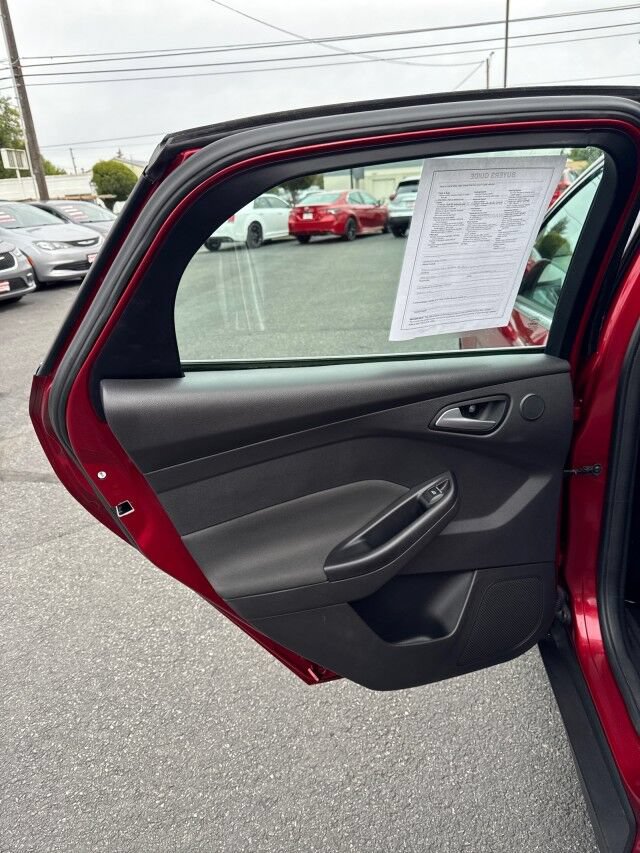 Used 2015 Ford Focus Titanium w/ Titanium Technology Package FWD image 10