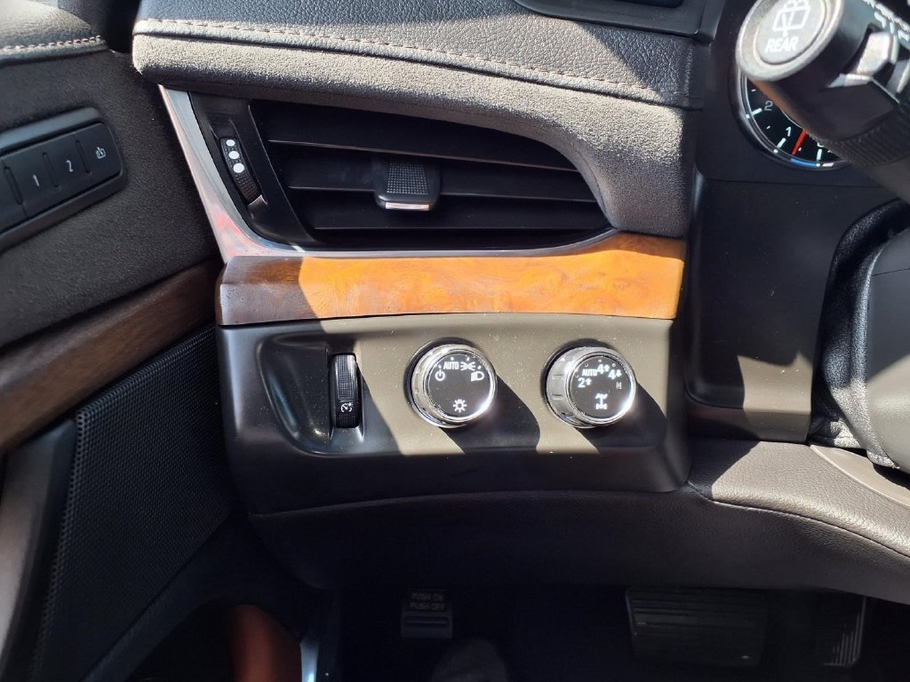 Used 2019 Cadillac Escalade Luxury AWD/4WD image 18