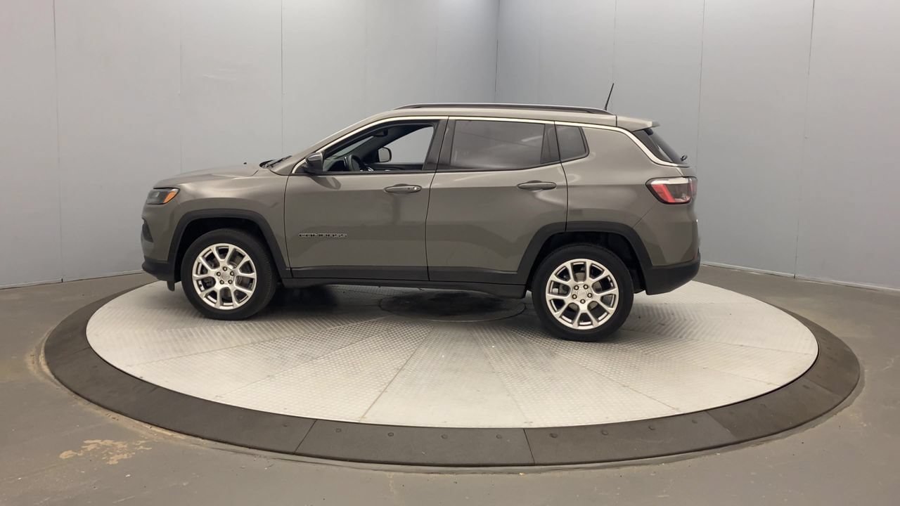 Used 2023 Jeep Compass Latitude AWD/4WD image 2