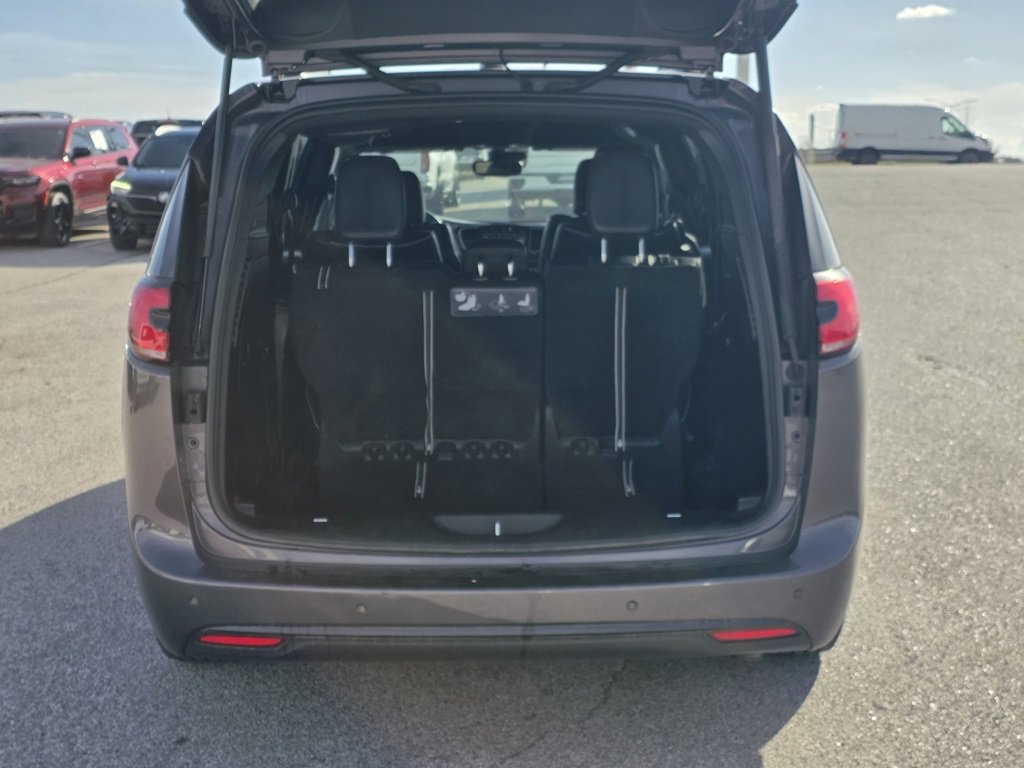 Used 2021 Chrysler Pacifica Limited w/ Uconnect Theater Family Group image 7