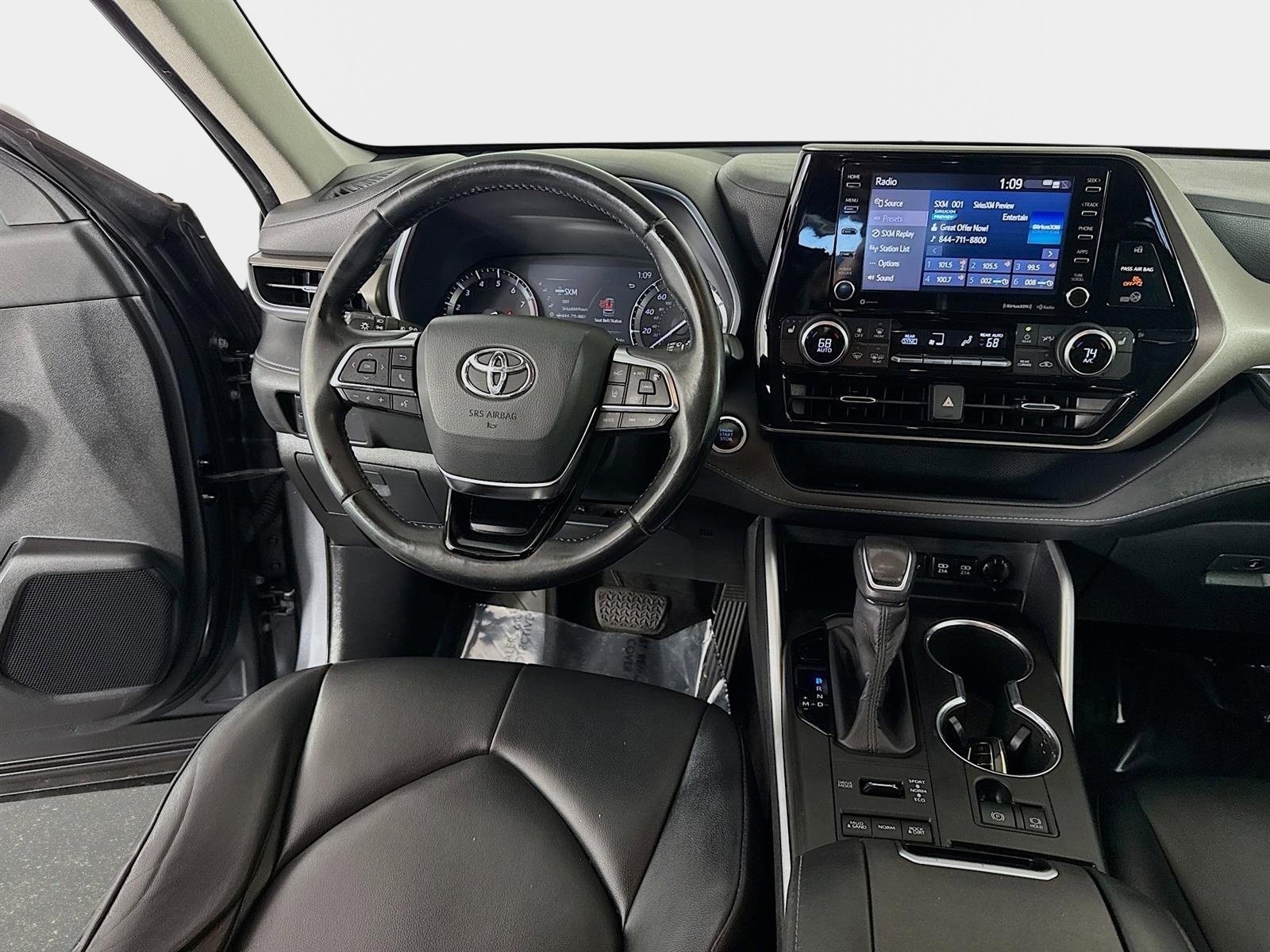 Used 2020 Toyota Highlander XLE image 23