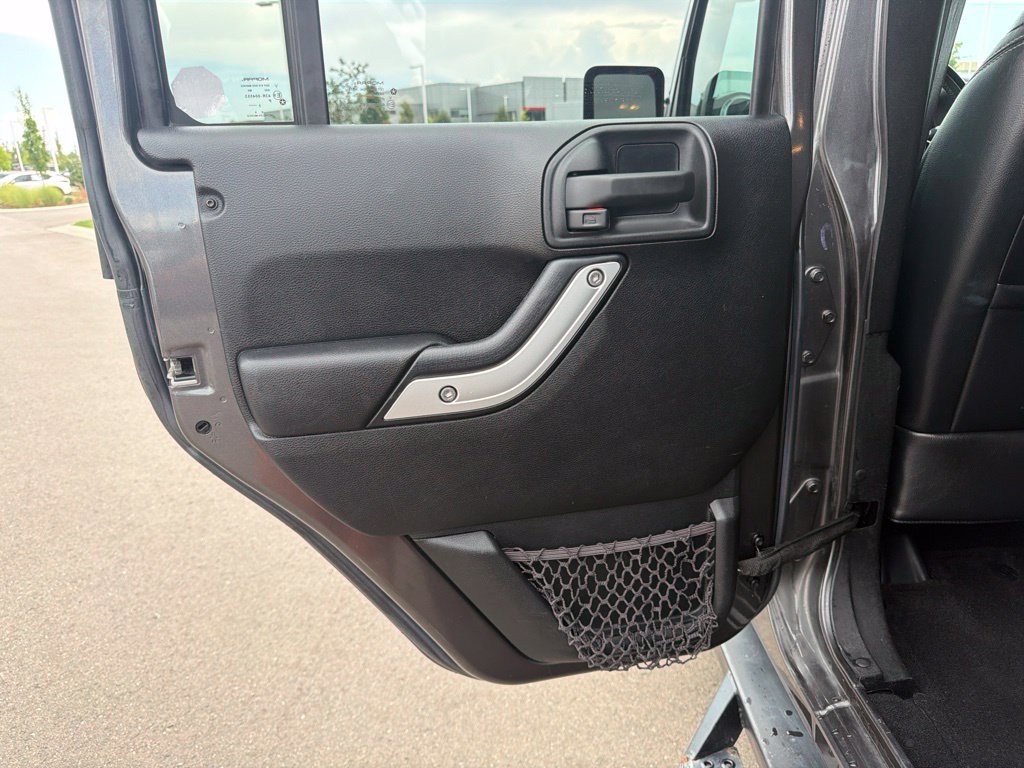 Used 2016 Jeep Wrangler Unlimited Sahara w/ Connectivity Group AWD/4WD image 16