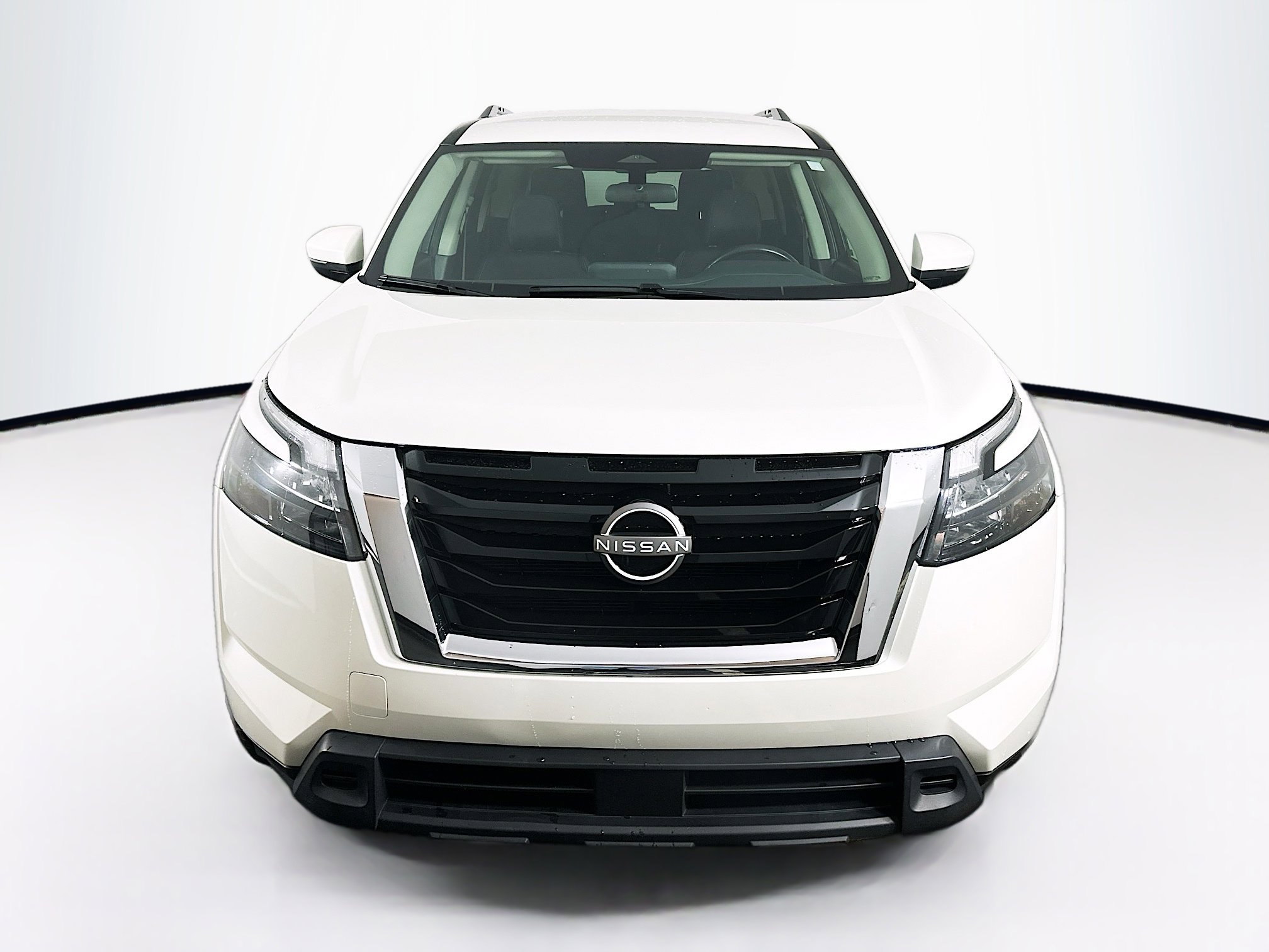 Used 2024 Nissan Pathfinder SV image 2