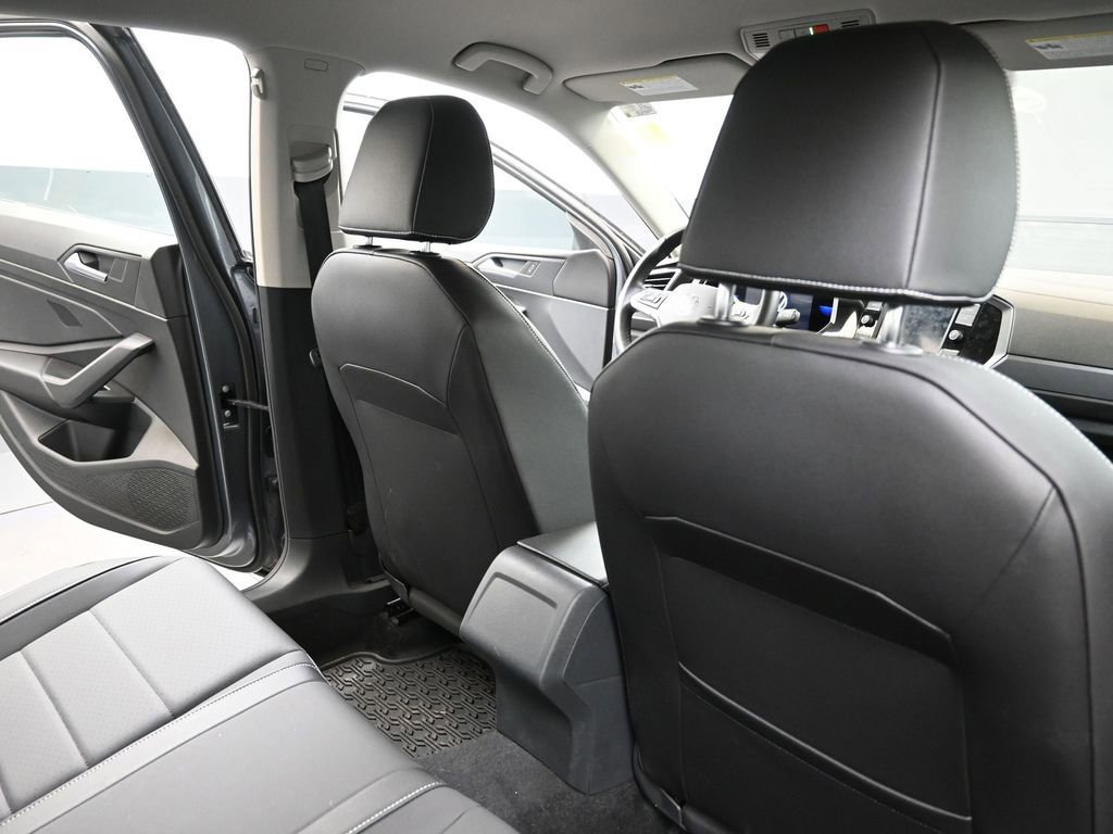 Used 2023 Volkswagen Jetta SE w/ Black Wheel Package image 15