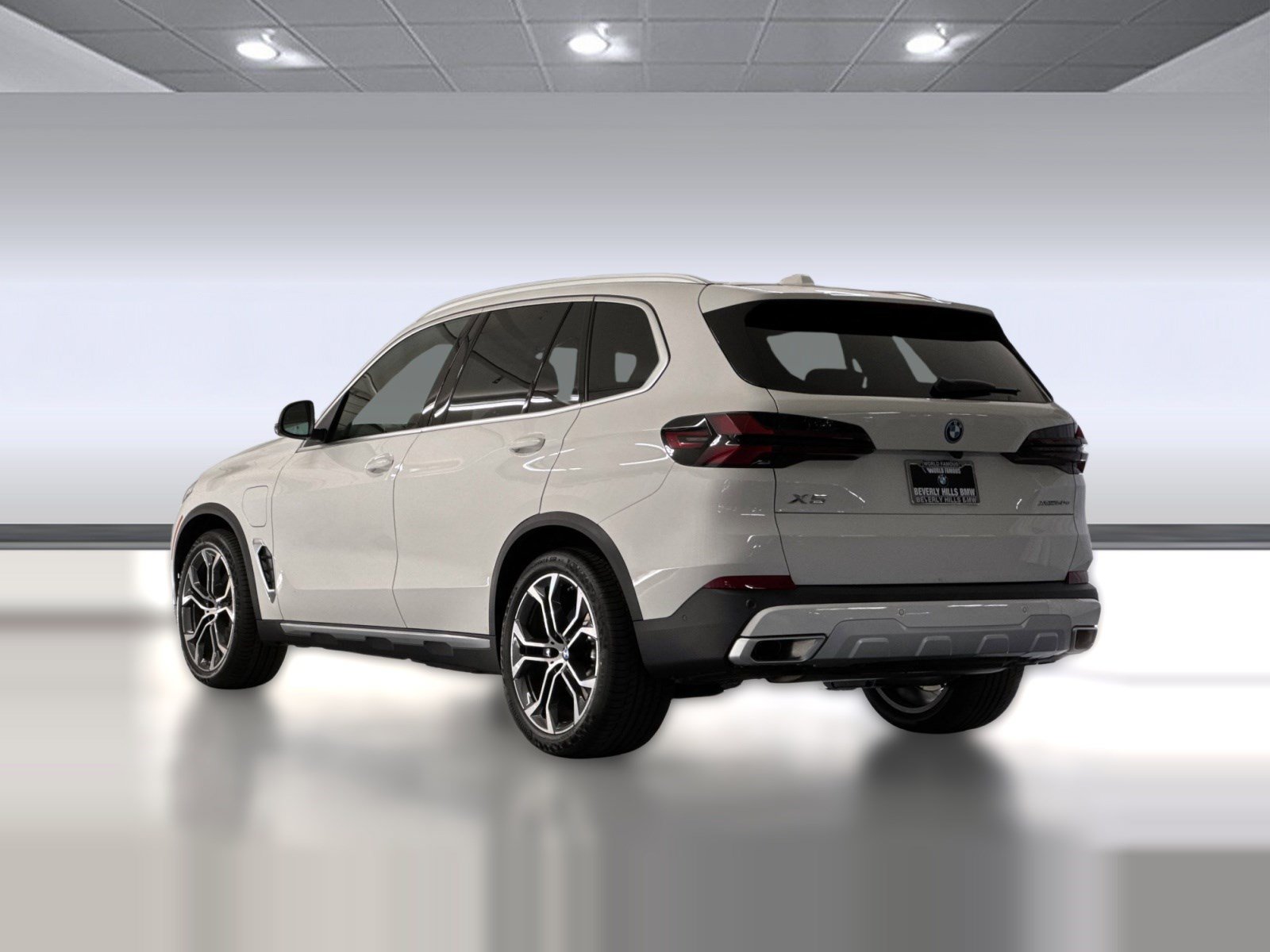 Used 2026 BMW X5 xDrive50e w/ Climate Comfort Package AWD/4WD image 3