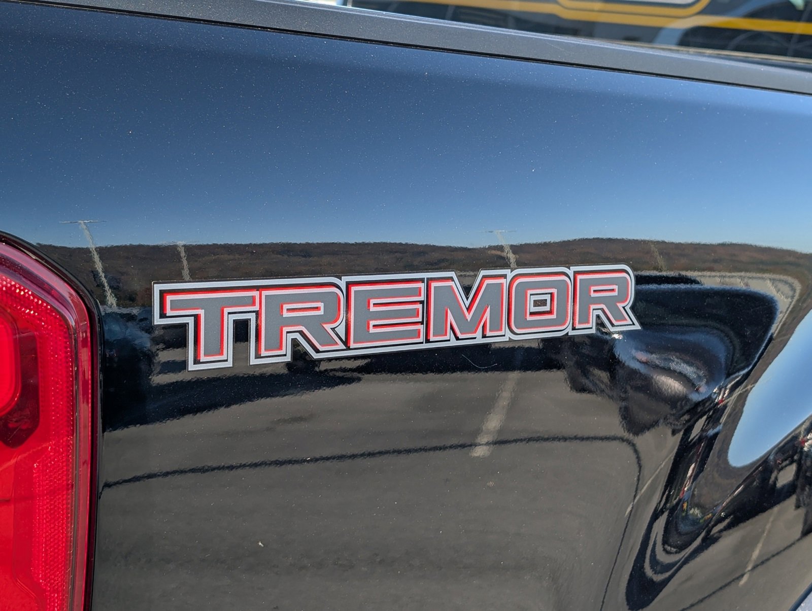 Used 2023 Ford Ranger Lariat w/ Tremor Off-Road Package image 2