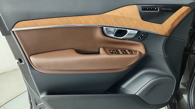 Certified 2023 Volvo XC90 B5 Plus AWD/4WD image 9