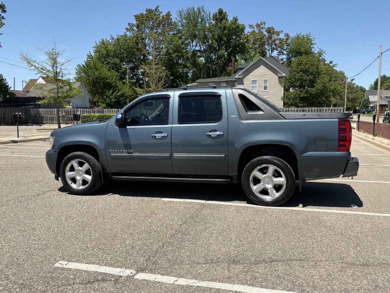 Used 2011 Chevrolet Avalanche LT w/ Luxury Package AWD/4WD image 18