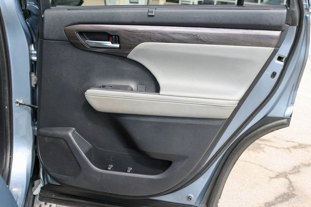 Used 2021 Toyota Highlander Limited image 21