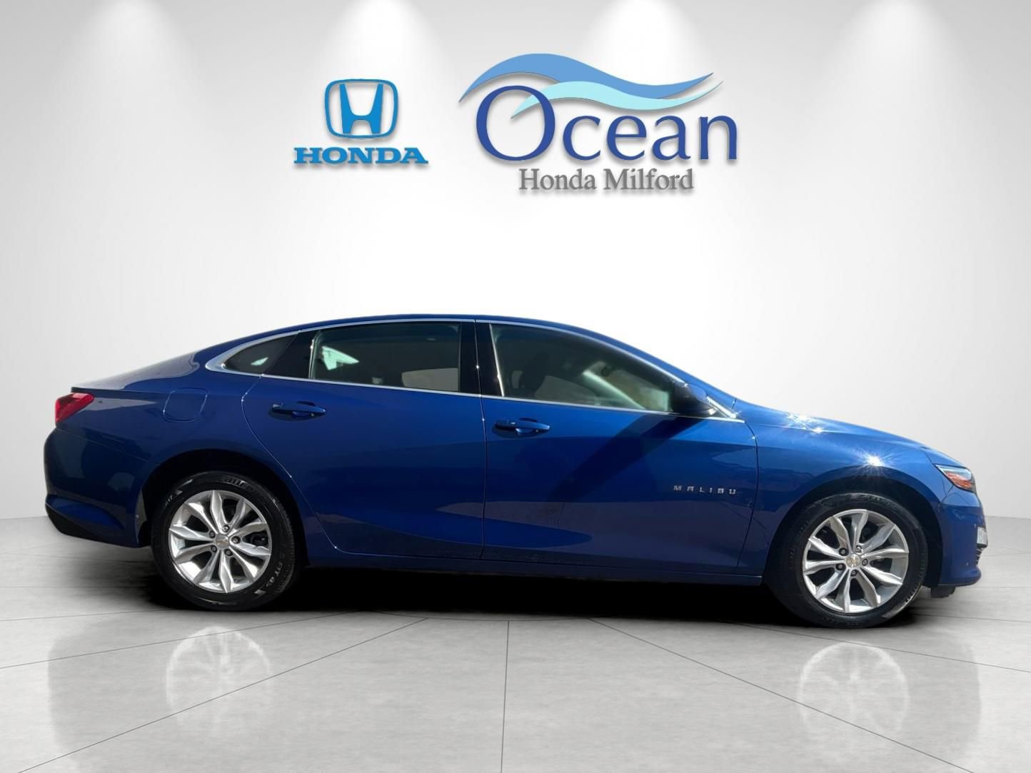 Used 2023 Chevrolet Malibu LT FWD image 2